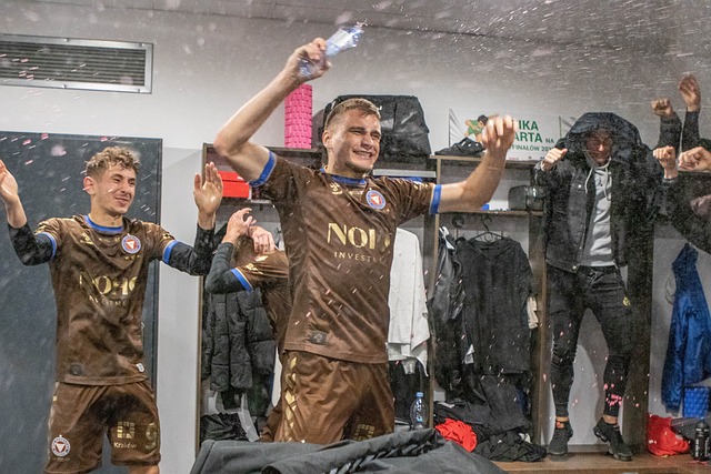 希罗36分吹杨29+12 阿德巴约两双热火胜老鹰.